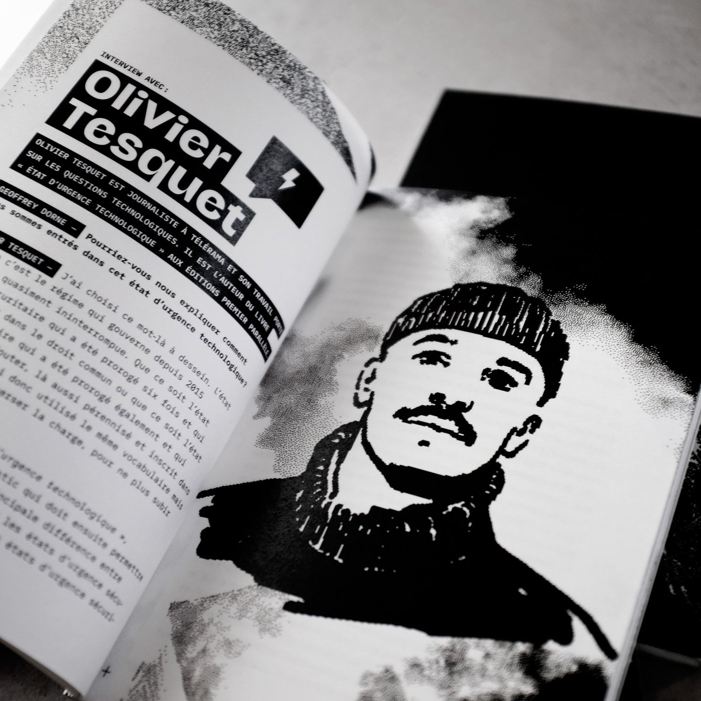 Hacker Protester avec couverture holographique
