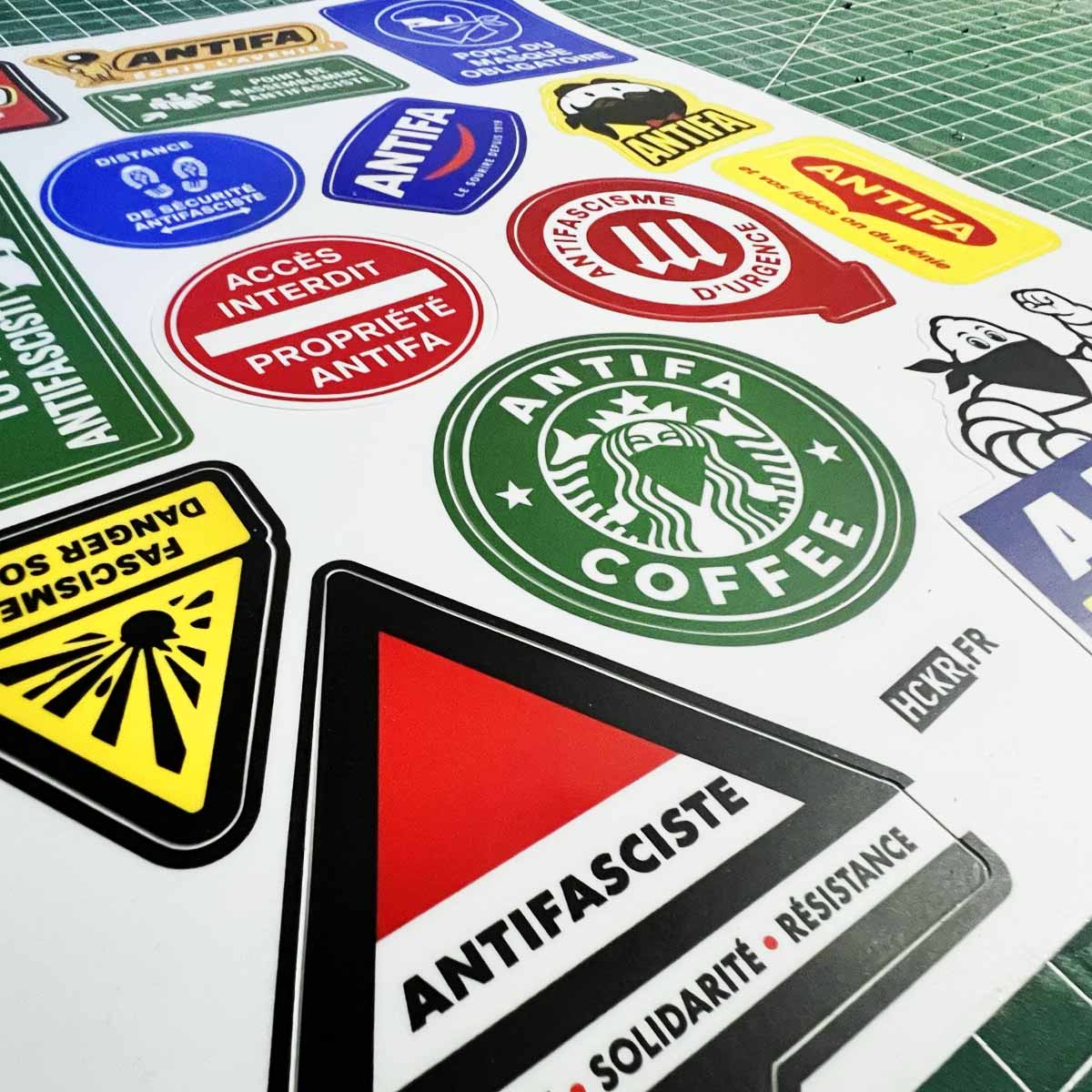 Détourne et colle : planche de 15 stickers antifa