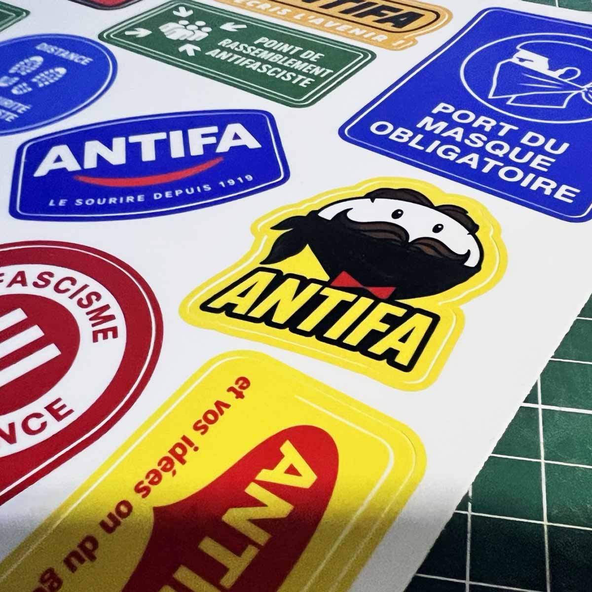 Détourne et colle : planche de 15 stickers antifa