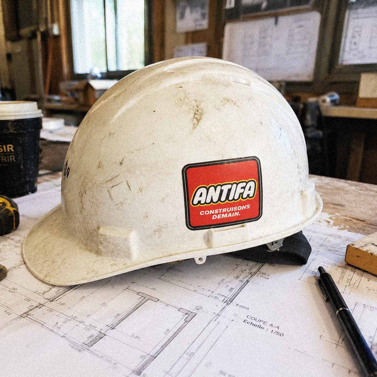Détourne et colle : planche de 15 stickers antifa