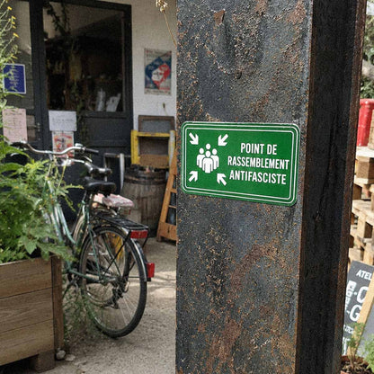 Détourne et colle : planche de 15 stickers antifa